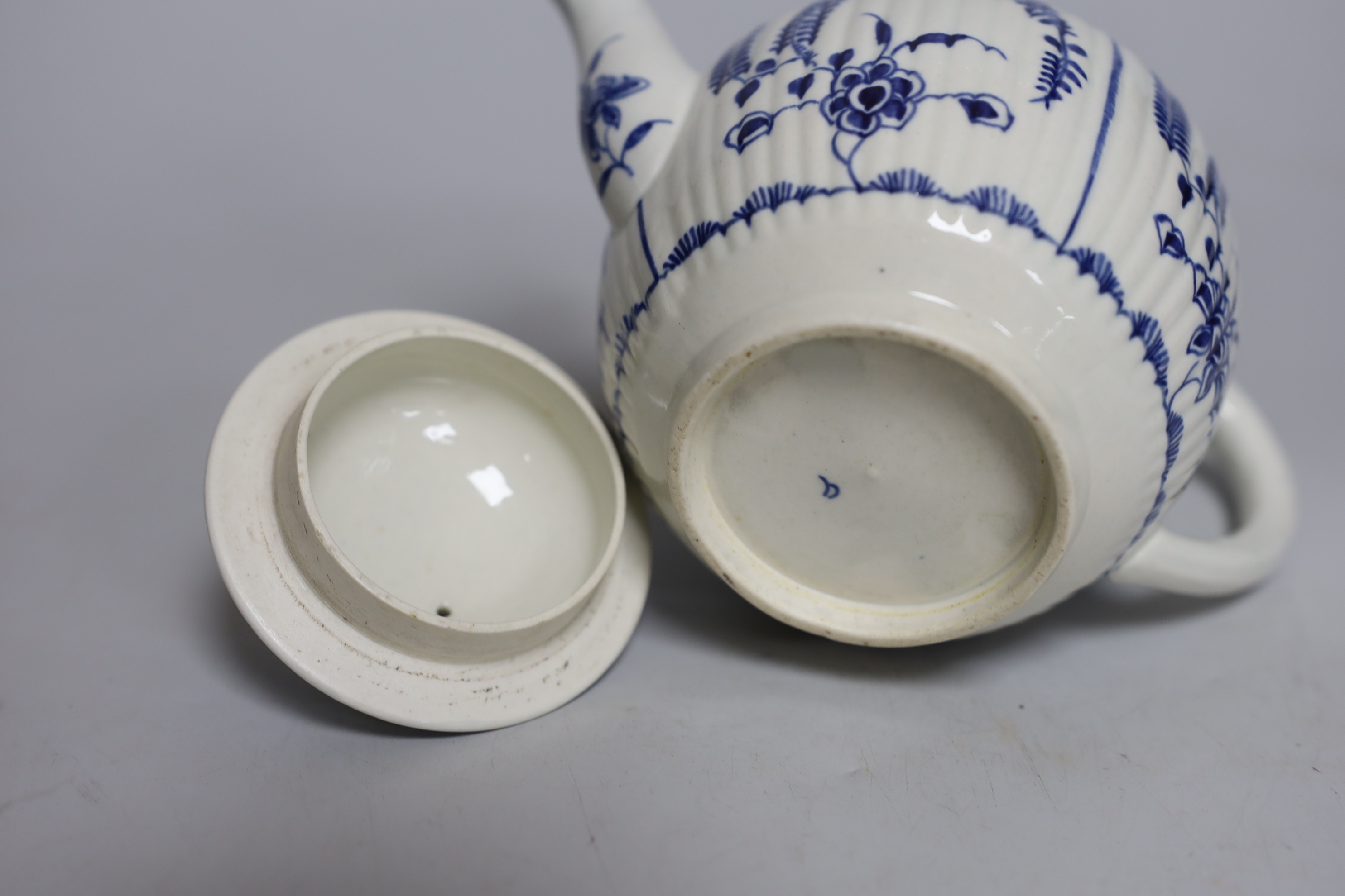 A Worcester Immortelle pattern ribbed teapot and cover, c.1770, 14cm high